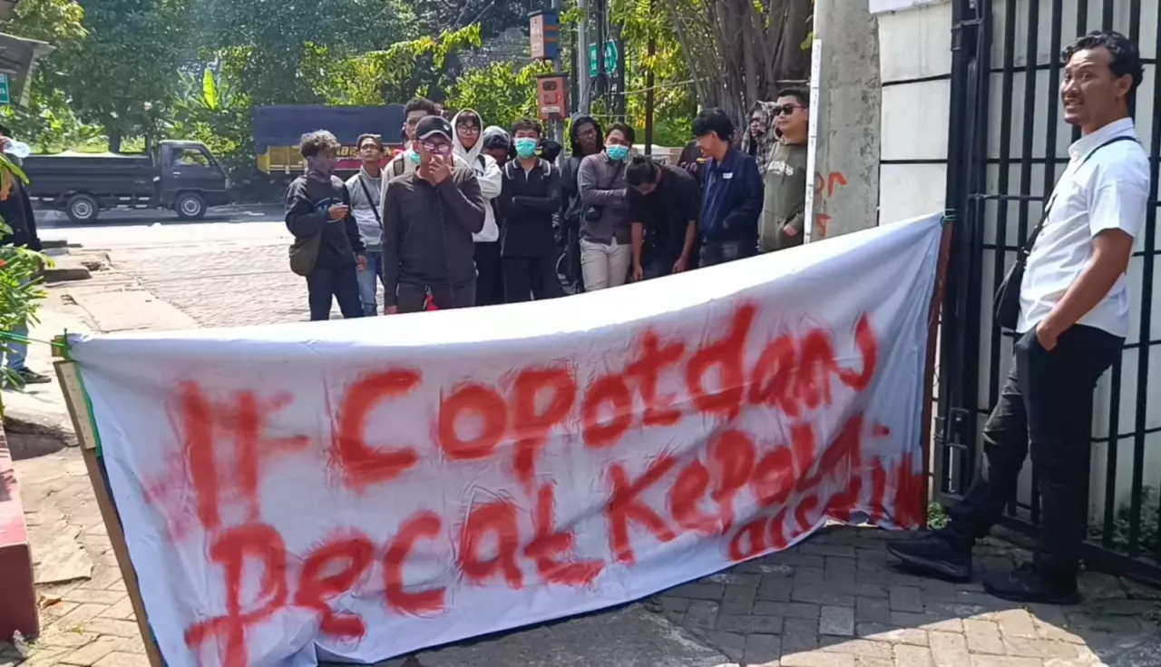 Mahasiswa Surabaya Demo, Kecam Dugaan Pungli di SMP Negeri