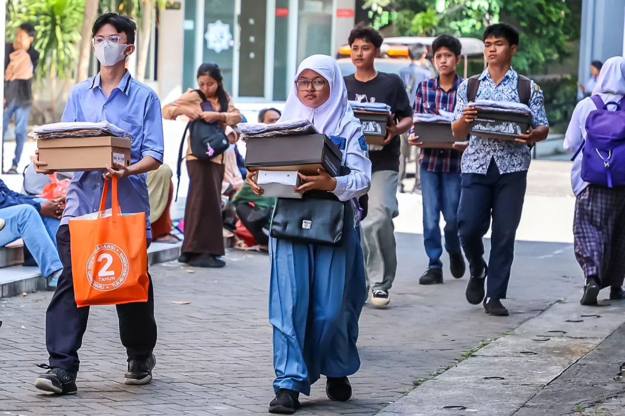 6.144 Siswa Gakin Surabaya Dapat Seragam Gratis dan Uang Saku