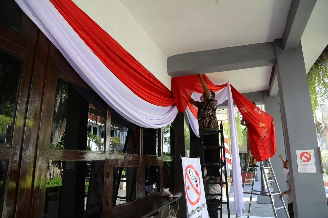 ASN Surabaya Swadaya Sumbang Ribuan Bendera Sambut HUT RI