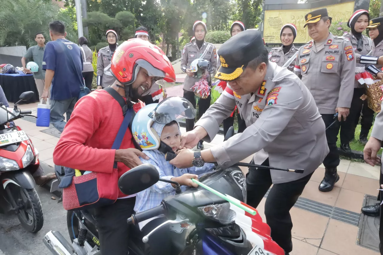 3.600 Bendera dan 83 Helm Dibagikan Polrestabes Surabaya Jelang 17 Agustus