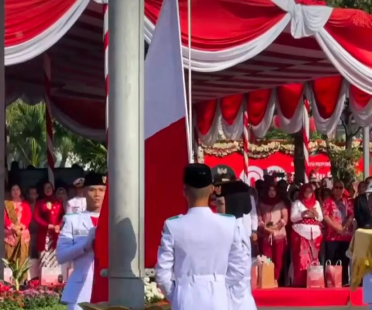 Bendera Sempat Terbalik dalam Upacara 17 Agustus di Balai Kota Surabaya, Begini Respon Wali Kota Eri