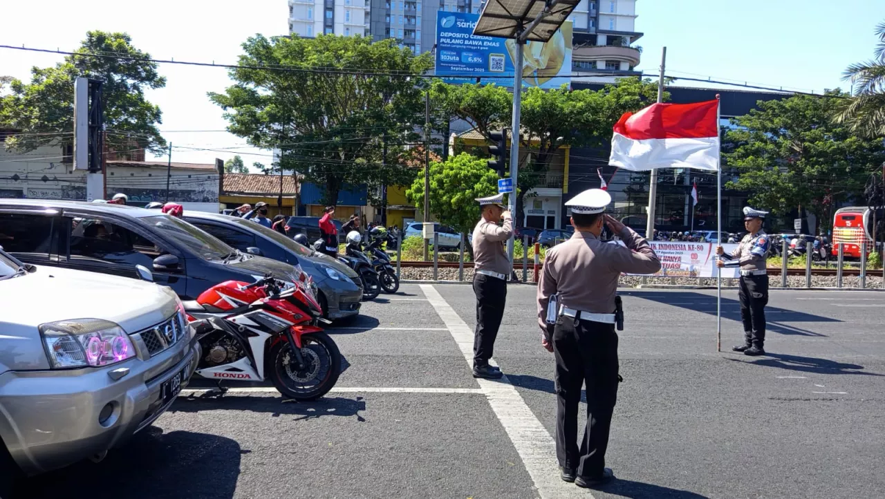 Tepat 10.15 WIB, Pengguna Jalan di Surabaya Berhenti untuk Hormat Bendera Merah Putih