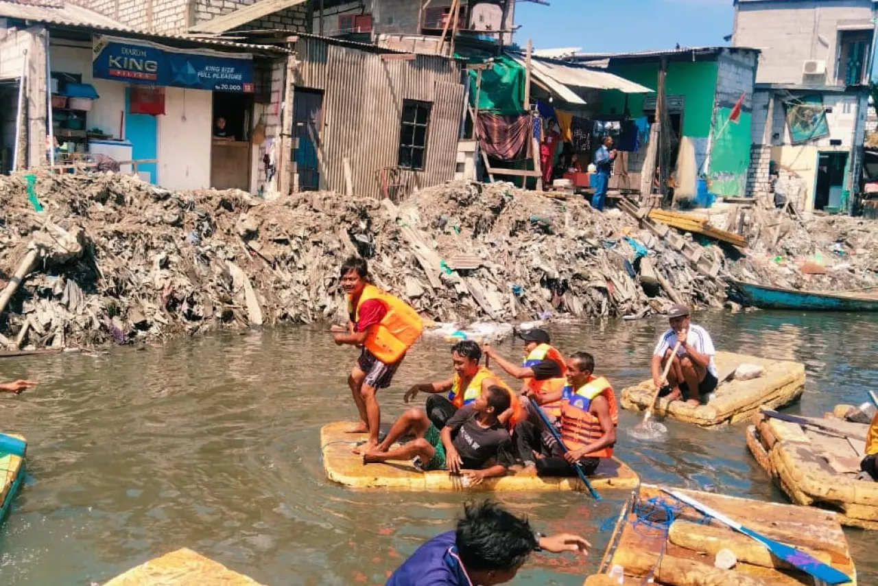 Meriahkan HUT ke-80 RI, Warga Gelar Lomba Dayung di Sungai Kalianak Usai Normalisasi