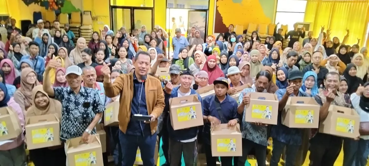 Golkar Surabaya Salurkan Beasiswa PIP dan Sembako ke Warga