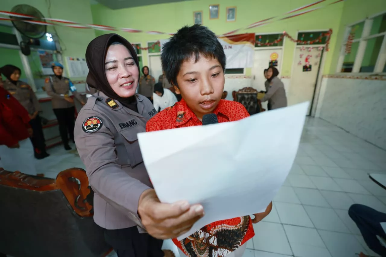 Polwan Polda Jatim Gelar Bakti Kesehatan di Yayasan Autis Mutiara Hati   