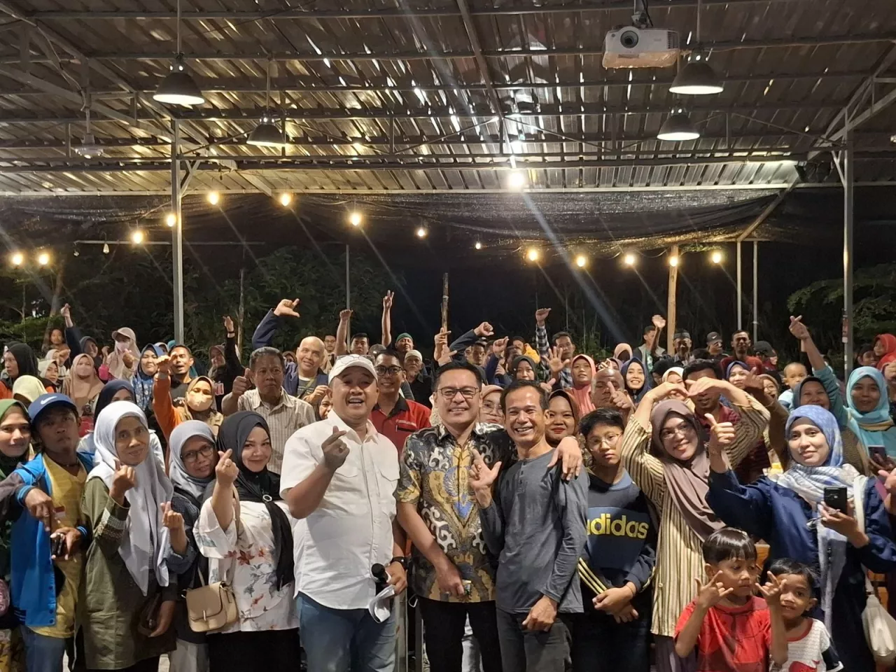 Penyaluran PIP di Warkop, Golkar Surabaya Dorong Ekonomi Warga