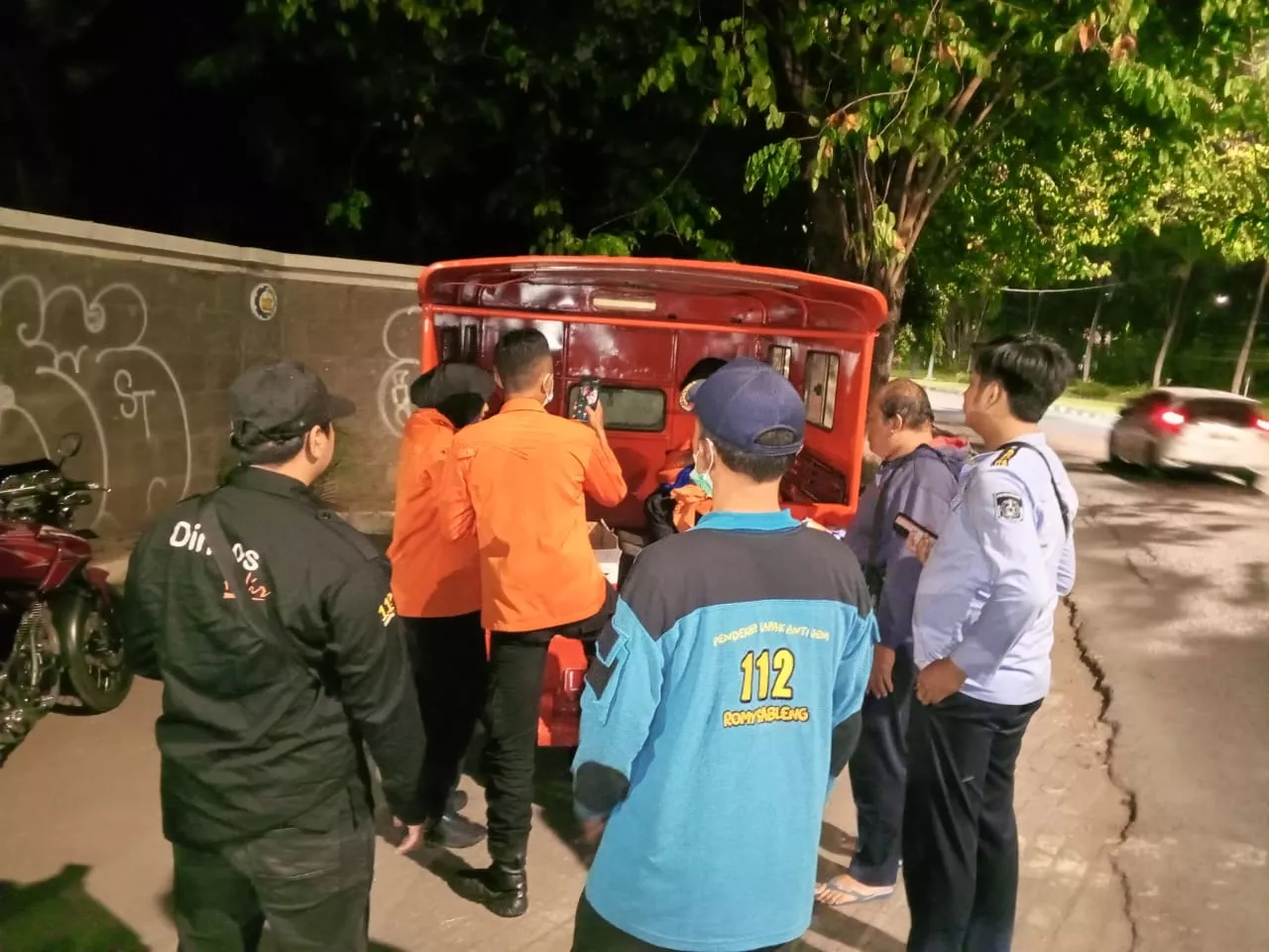 Bayi Laki-Laki Ditemukan di Pinggir Jalan ITS Surabaya, Polisi Lakukan Penyelidikan