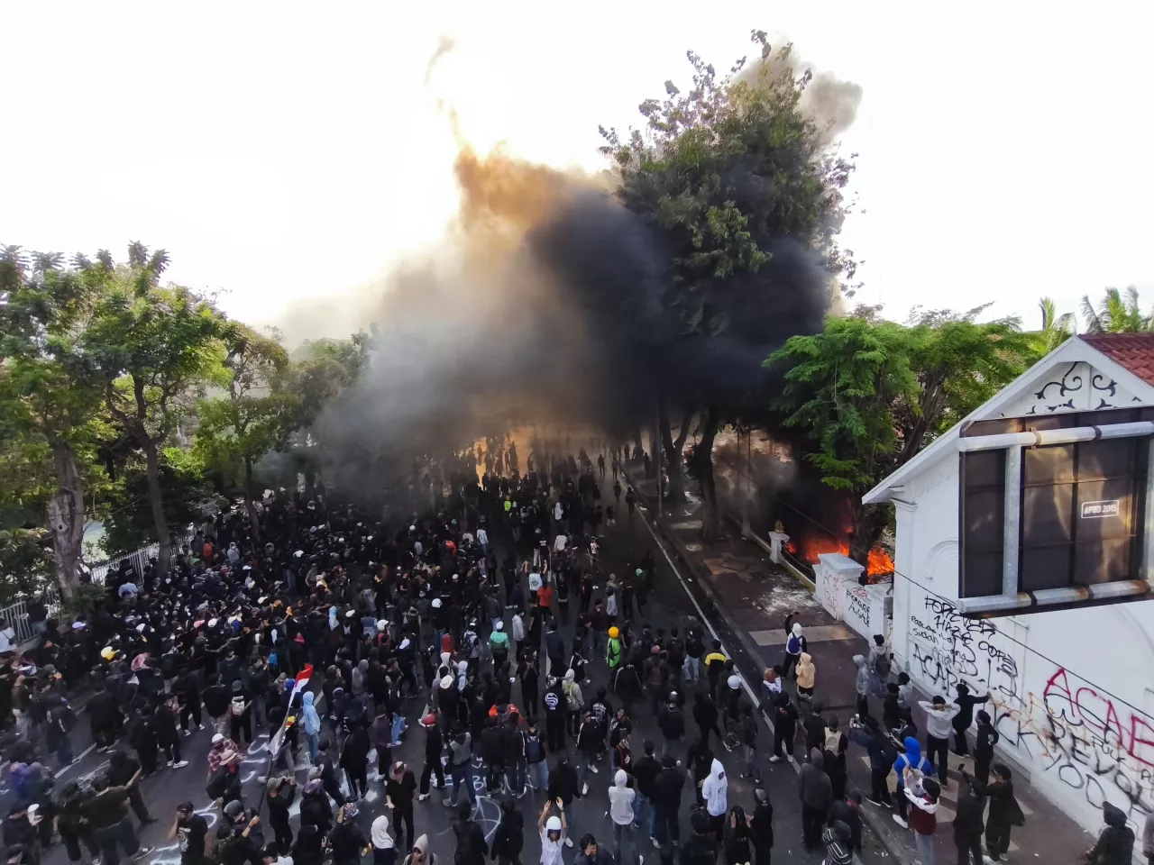 Suasana Mencekam di Grahadi, Api dan Asap Hitam Warnai Aksi Solidaritas Ojol