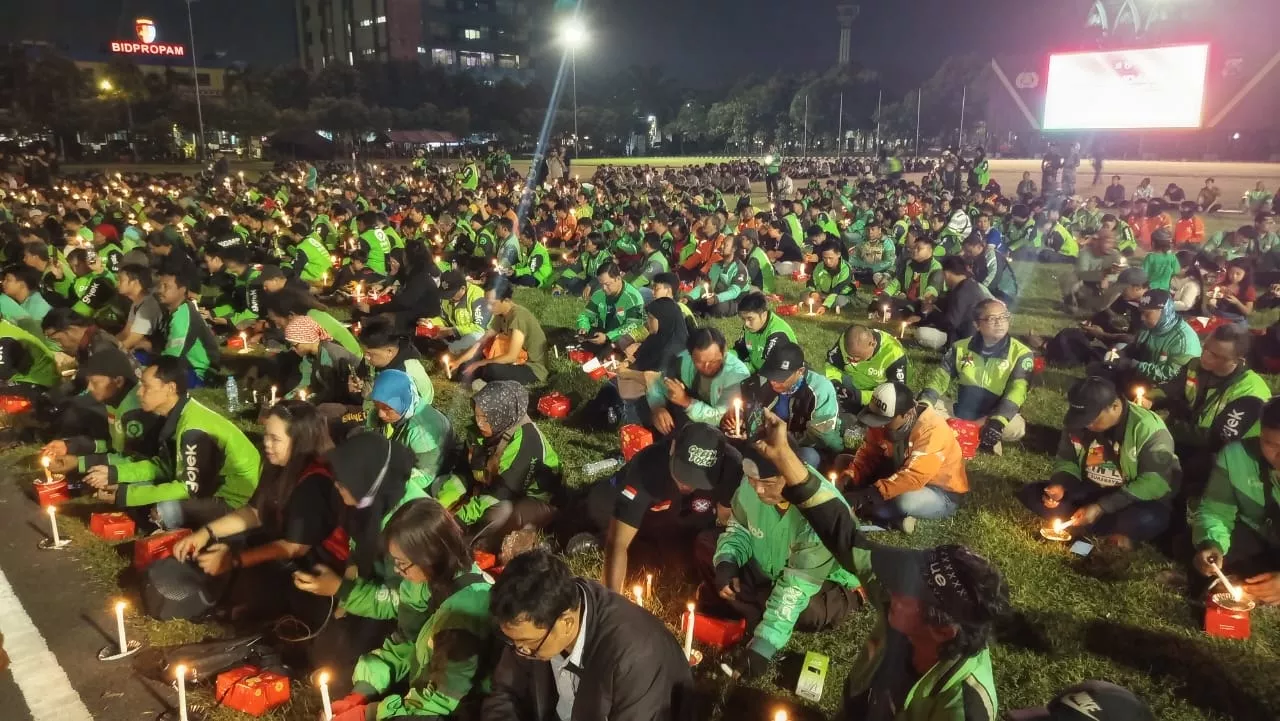 Ribuan Driver Ojol Geruduk Mapolda Jatim, Gelar Aksi 1000 Lilin