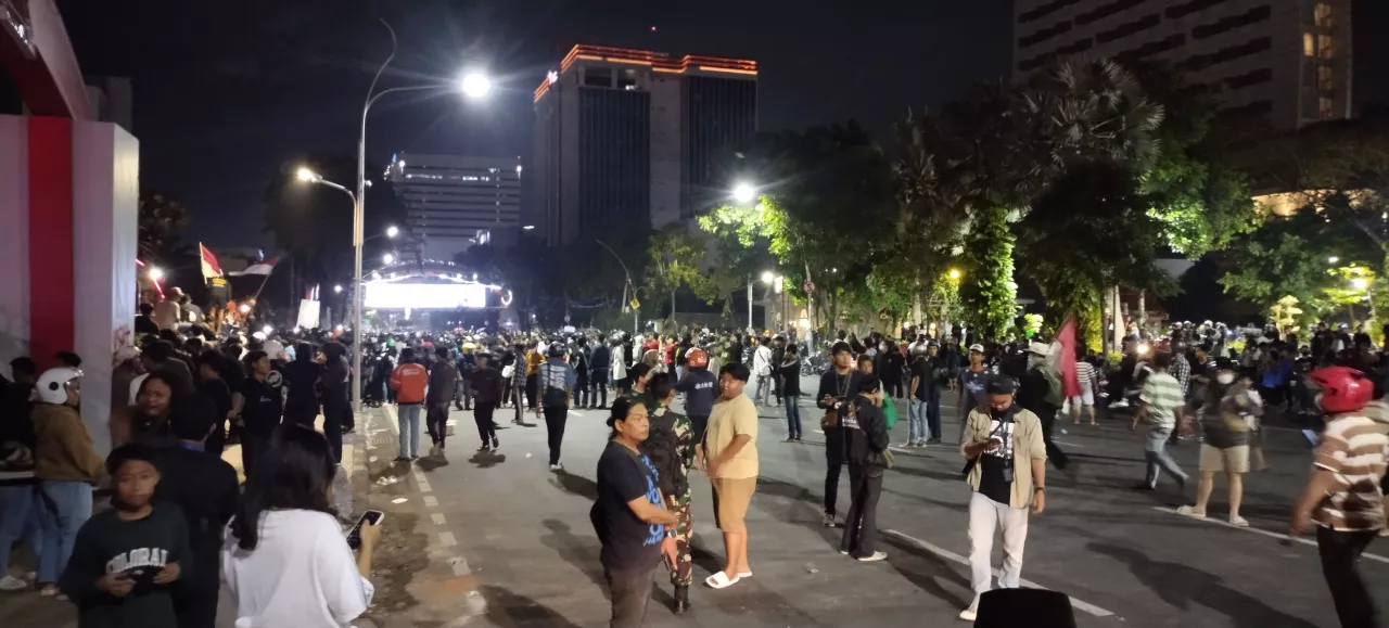 Demo di Surabaya Kembali Memanas Malam ini, Jalan Gubernur Suryo Ditutup