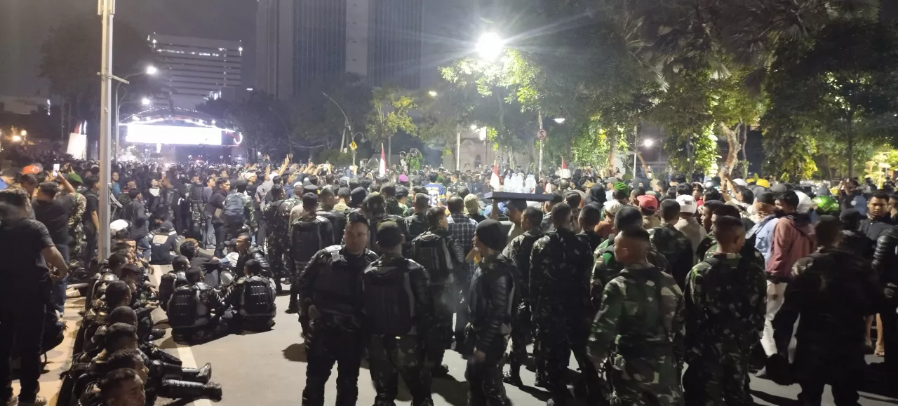 Pengamanan Demo di Grahadi Tidak Terlihat Petugas Polisi, Hanya Pasukan TNI yang Berjaga