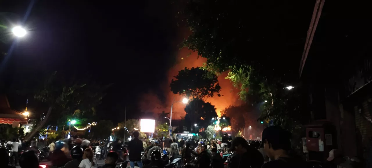 Demo di Surabaya, Gedung Grahadi Terbakar
