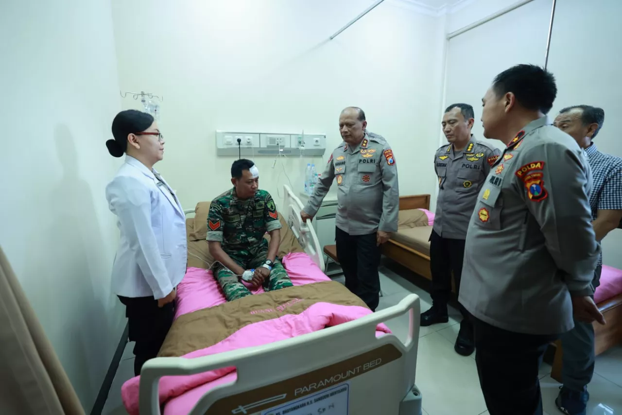 Kapolda Jatim Jenguk Anggota yang Terluka Saat Amankan Demo di Grahadi