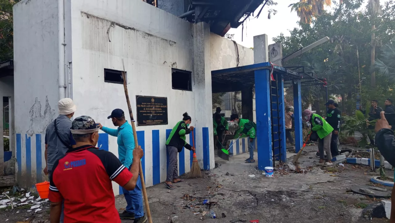 Inisiatif Ojol Surabaya: Bersih-Bersih Kota Pasca Demo Ricuh