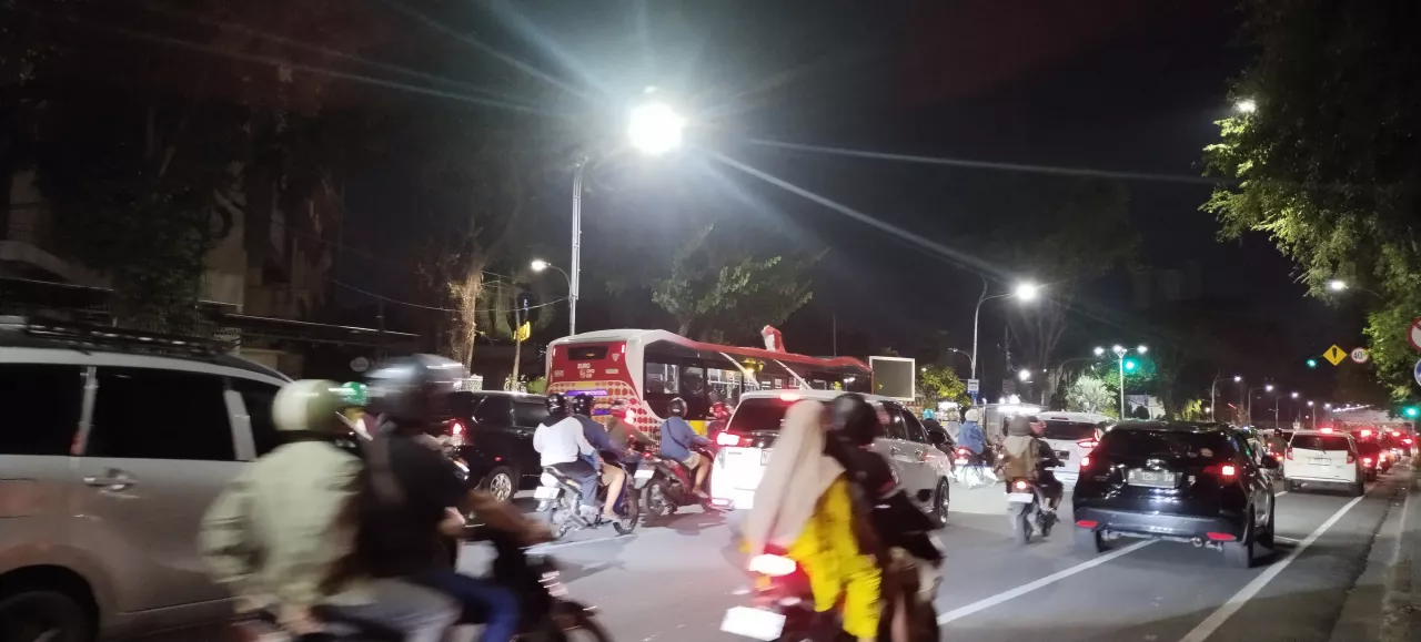 Rumah Gubernur Khofifah dan Anggota DPR RI Adies Kadir Terancam Disatroni Massa