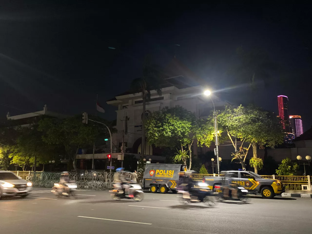 Jelang Didemo, DPRD Surabaya Gelap Gulita