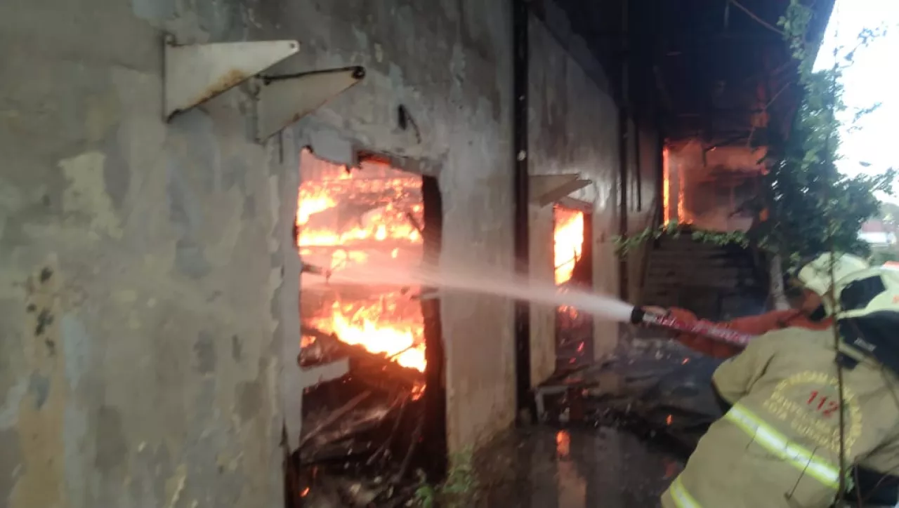Gedung Terbengkalai Eks Bioskop Oscar Surabaya Terbakar
