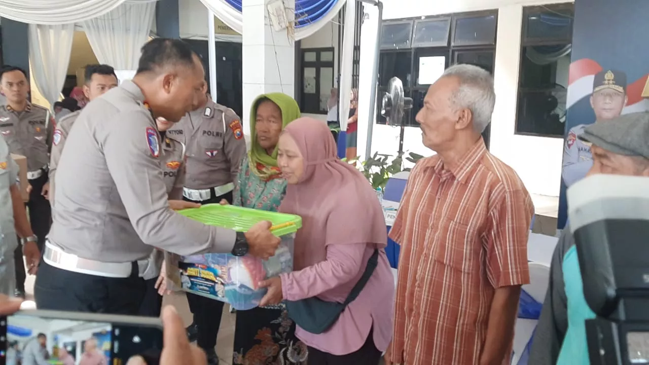 Sambut HUT ke-70, Ditlantas Polda Jatim Gelar Baksos di Bulak Surabaya