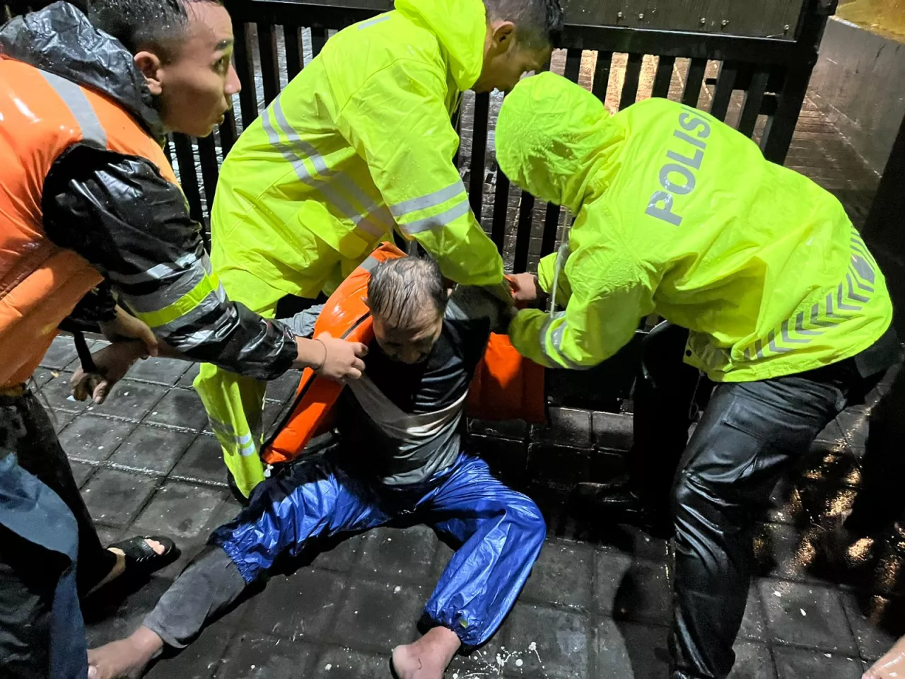 Bencana Banjir dan Longsor Bali, Polri Kerahkan Personel Bantu Evakuasi
