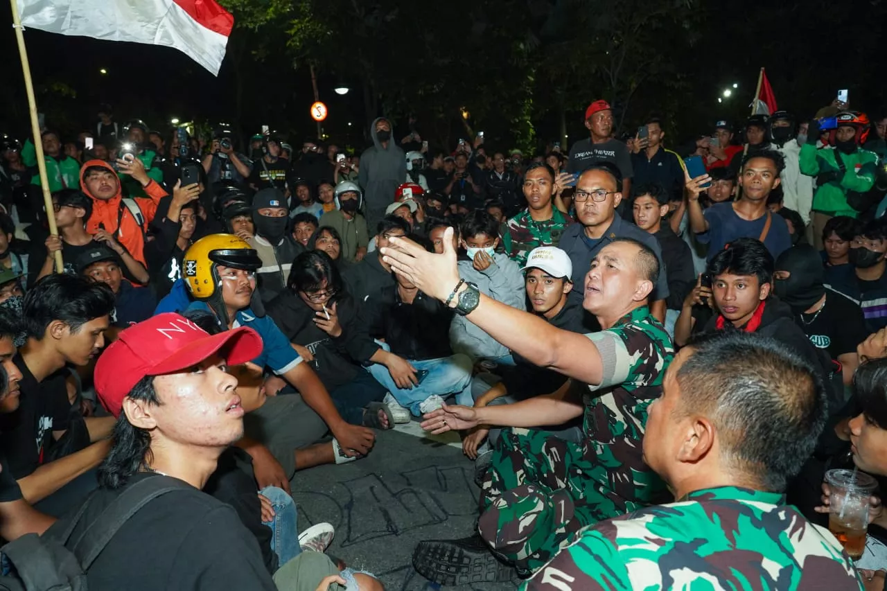 Demo Grahadi: Sinergi TNI, Pemprov, dan Damkar Redakan Kericuhan