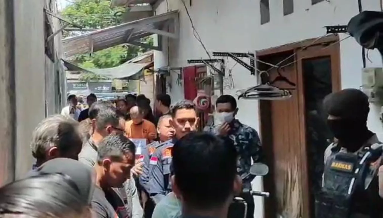 Rekonstruksi Kasus Mutilasi di Lidah Wetan, Warga Padati Lokasi
