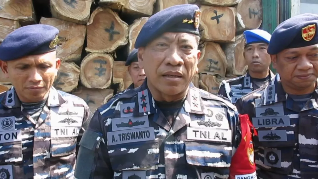 TNI AL Surabaya Bongkar Penyelundupan Kayu Ilegal di Kapal Teluk Flaminggo