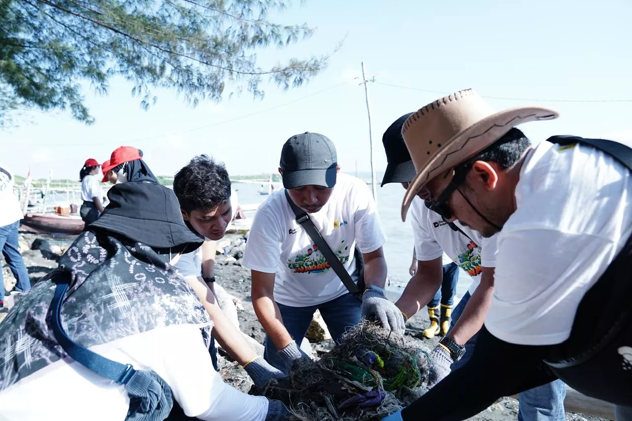 World Clean Up Day, PLN Bersama Pemkot Surabaya Gelar Aksi Bersih Pantai