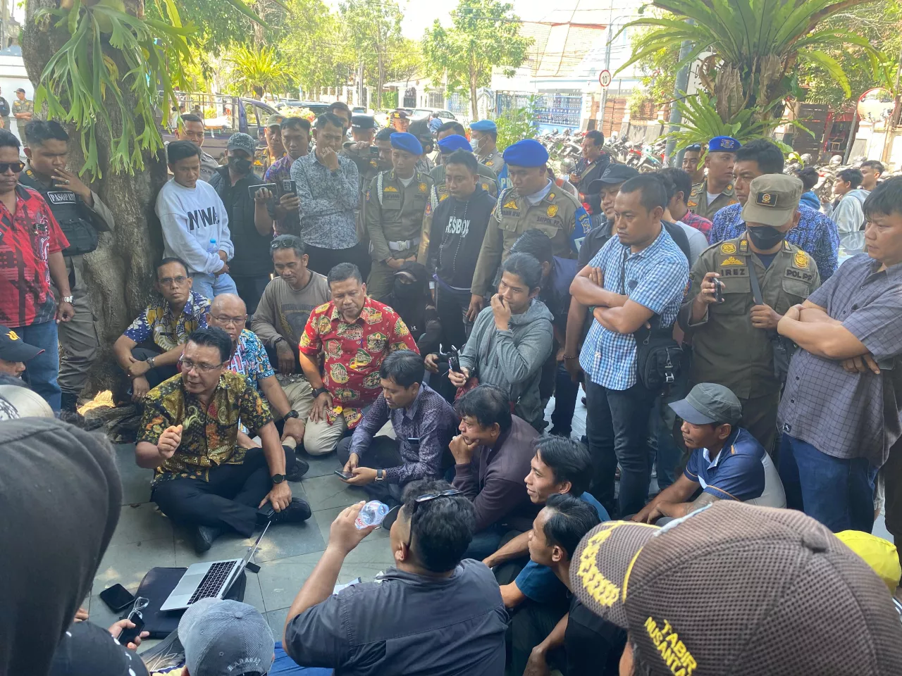 Aksi SPM-MP di Balai Kota Surabaya Soroti Dugaan Pemborosan APBD