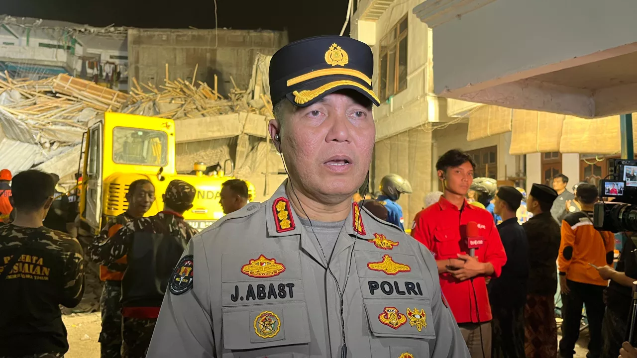 Polda Jatim Turunkan Sabhara dan Brimob Bantu Evakuasi Ponpes Al-Khoziny