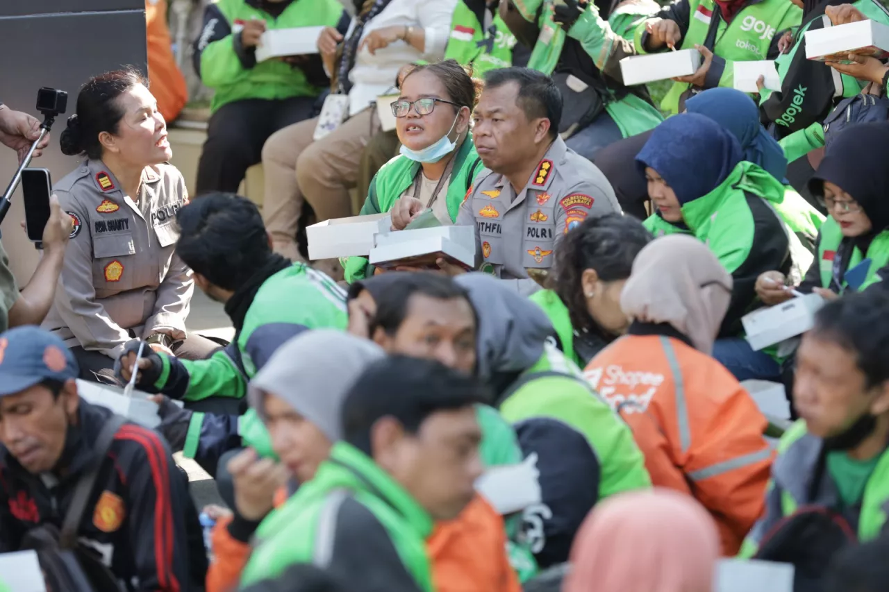 Doa Bersama Polrestabes Surabaya dan 500 Ojol untuk Affan Kurniawan