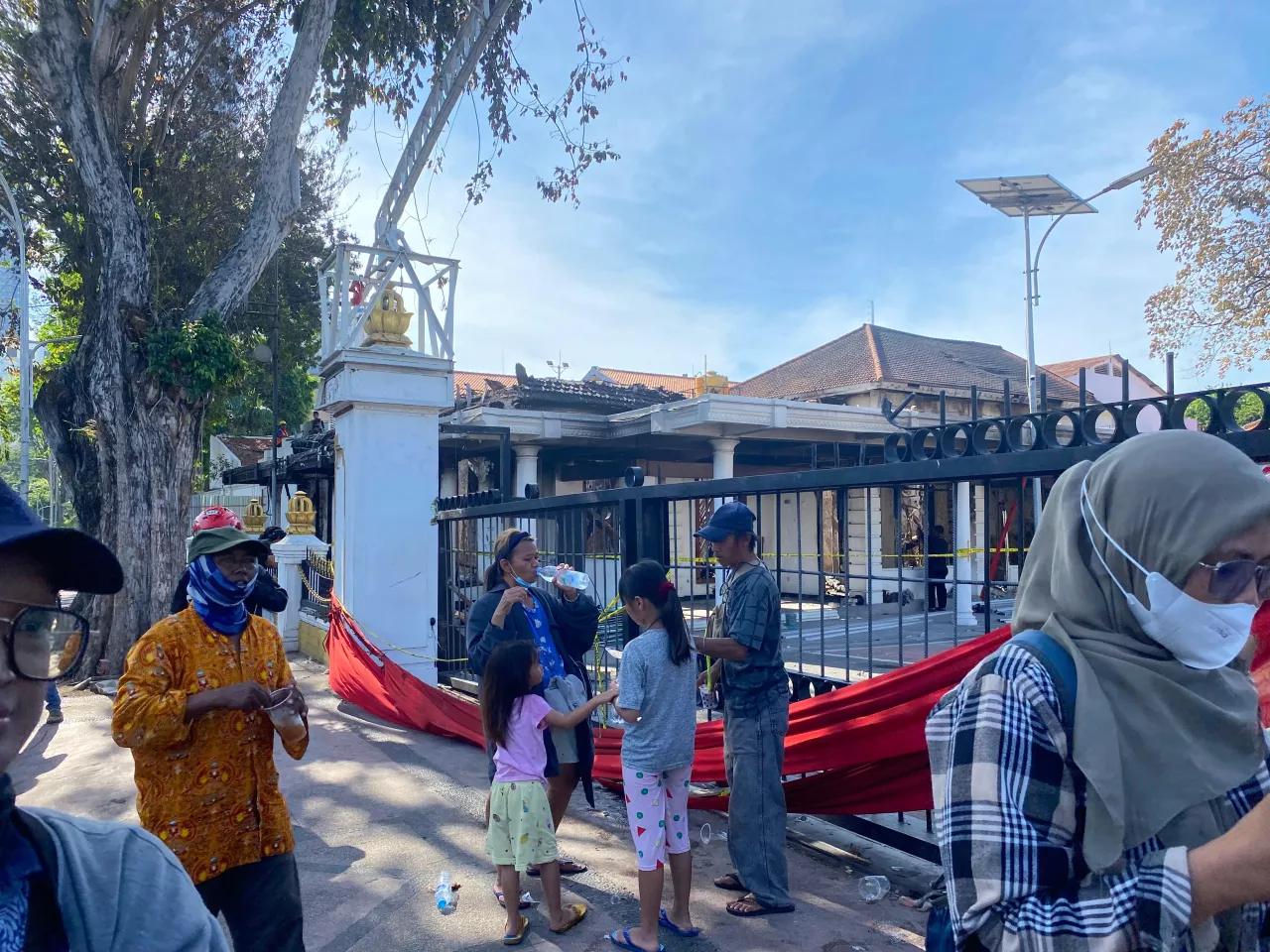 Usai Terbakar, Gedung Grahadi Surabaya Jadi Tontonan Warga