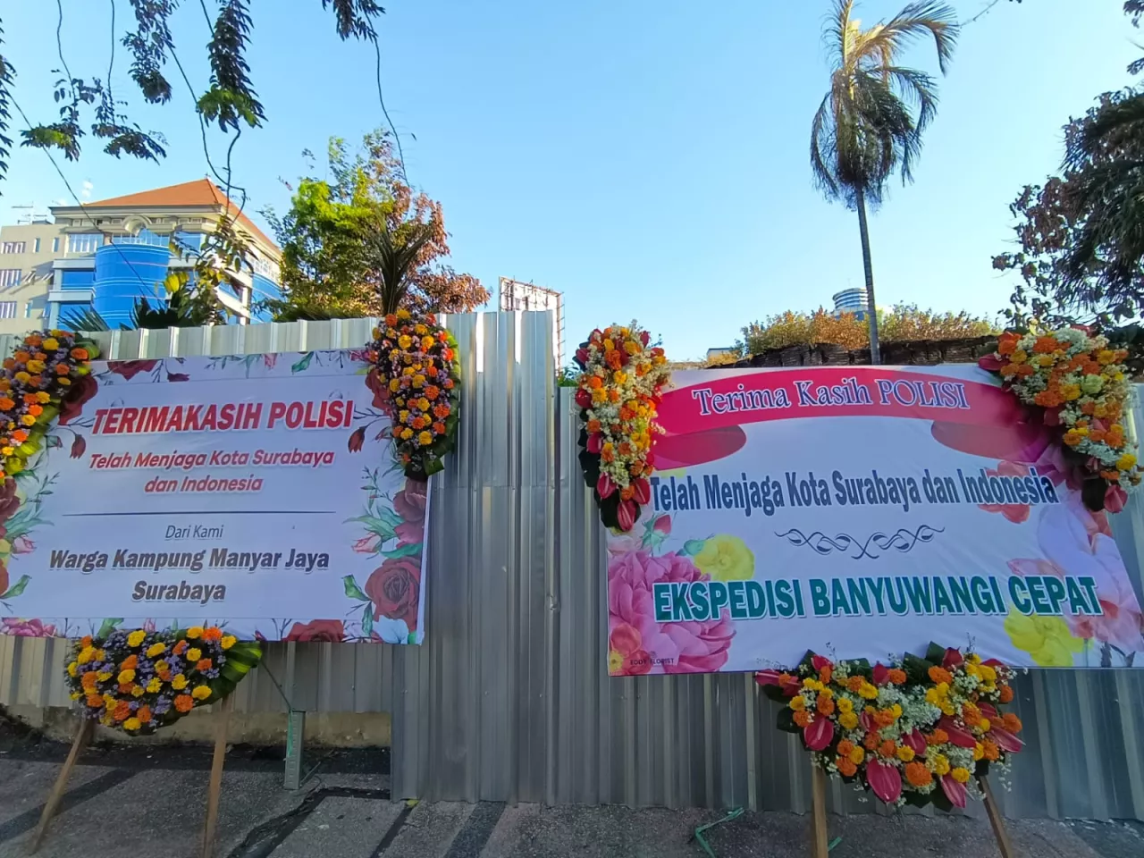 Karangan Bunga Penuhi Mapolsek Tegalsari Usai Demo Ricuh