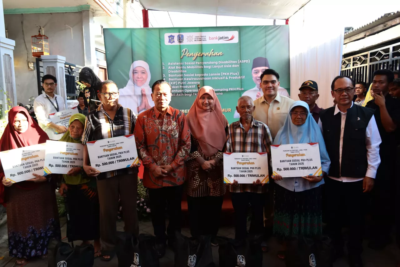 Gubernur Khofifah Turun Langsung Salurkan Bansos di Bulak Banteng