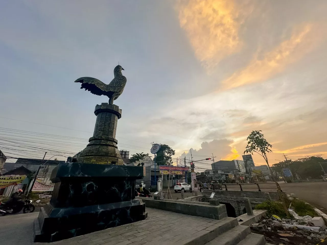Bukan Hiu-Buaya, Begini Makna Ikon Baru Monumen Ayam di Lidah Wetan