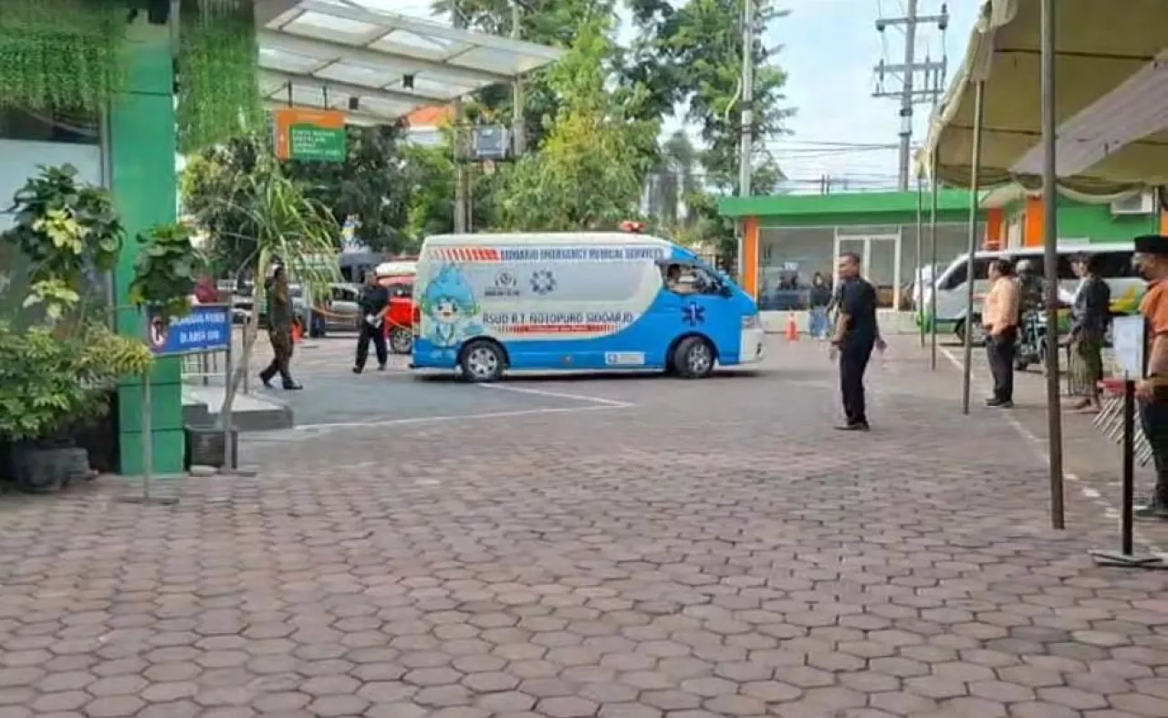 Evakuasi Korban Ponpes Al-Khoziny, Ambulans Angkut Jenazah ke RS Siti Hajar