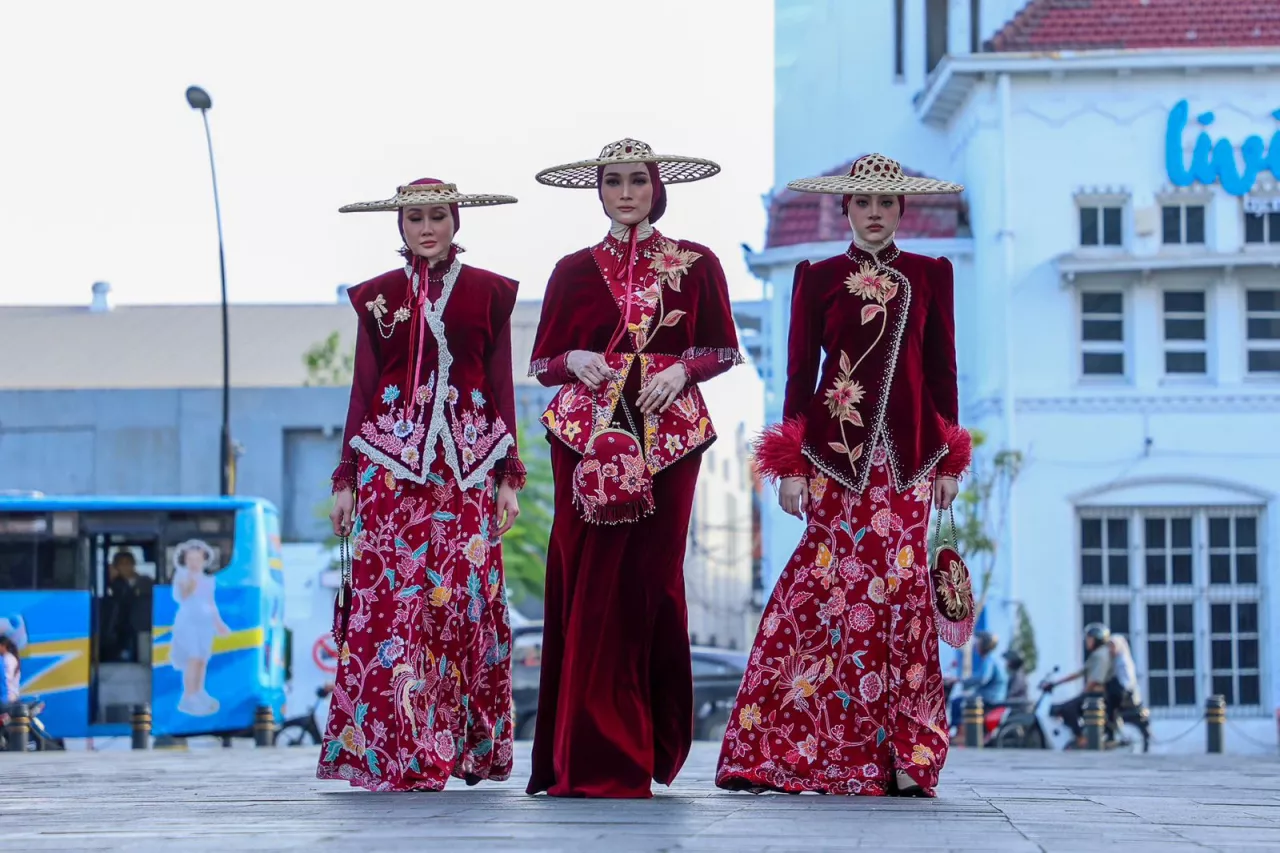 Rini Indriyani Bawa Filosofi Batik Surabaya ke Ajang Modest Fashion