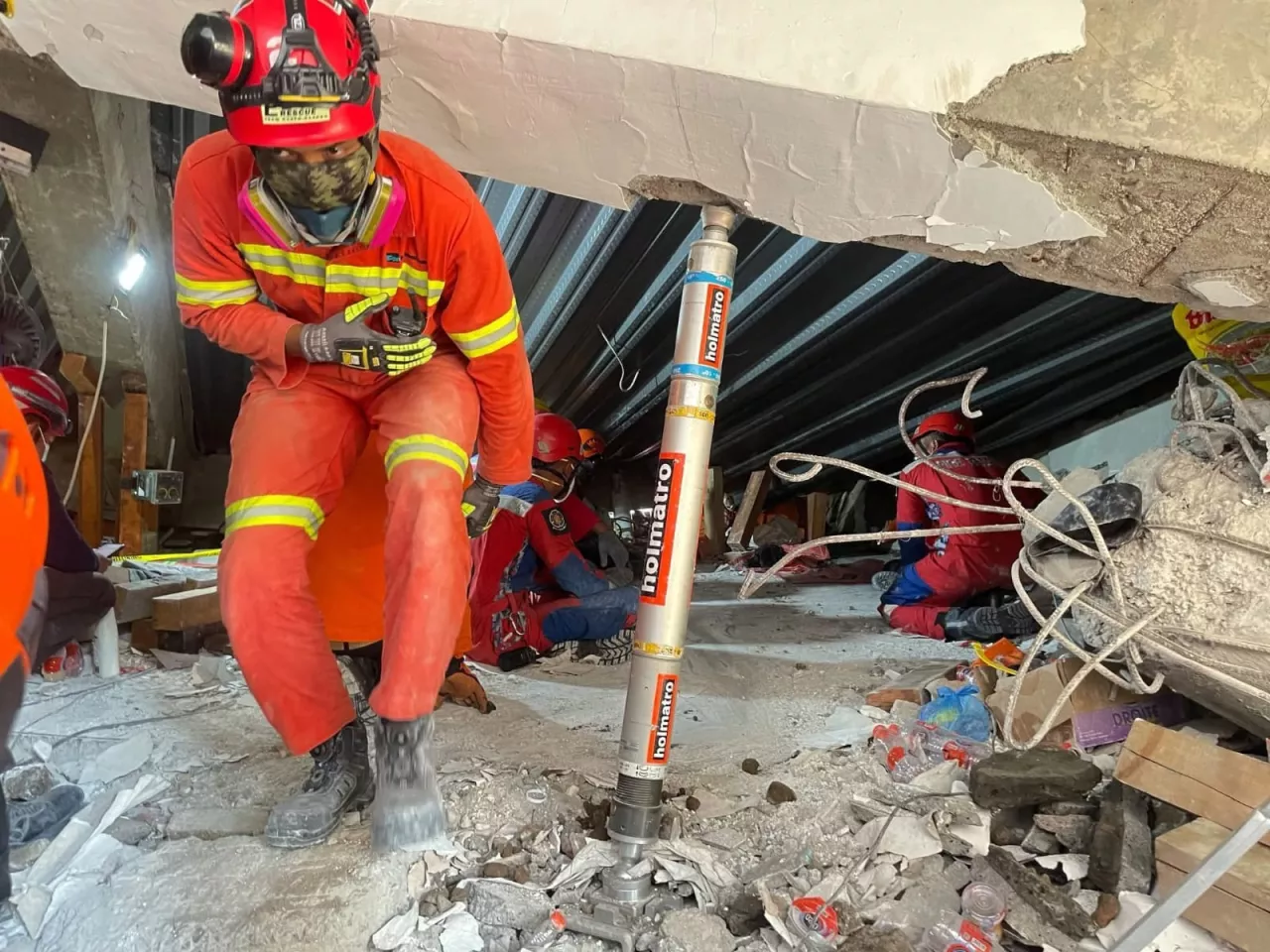 Tim SAR Temukan 7 Korban Terjepit Beton Ponpes Ambruk di Sidoarjo