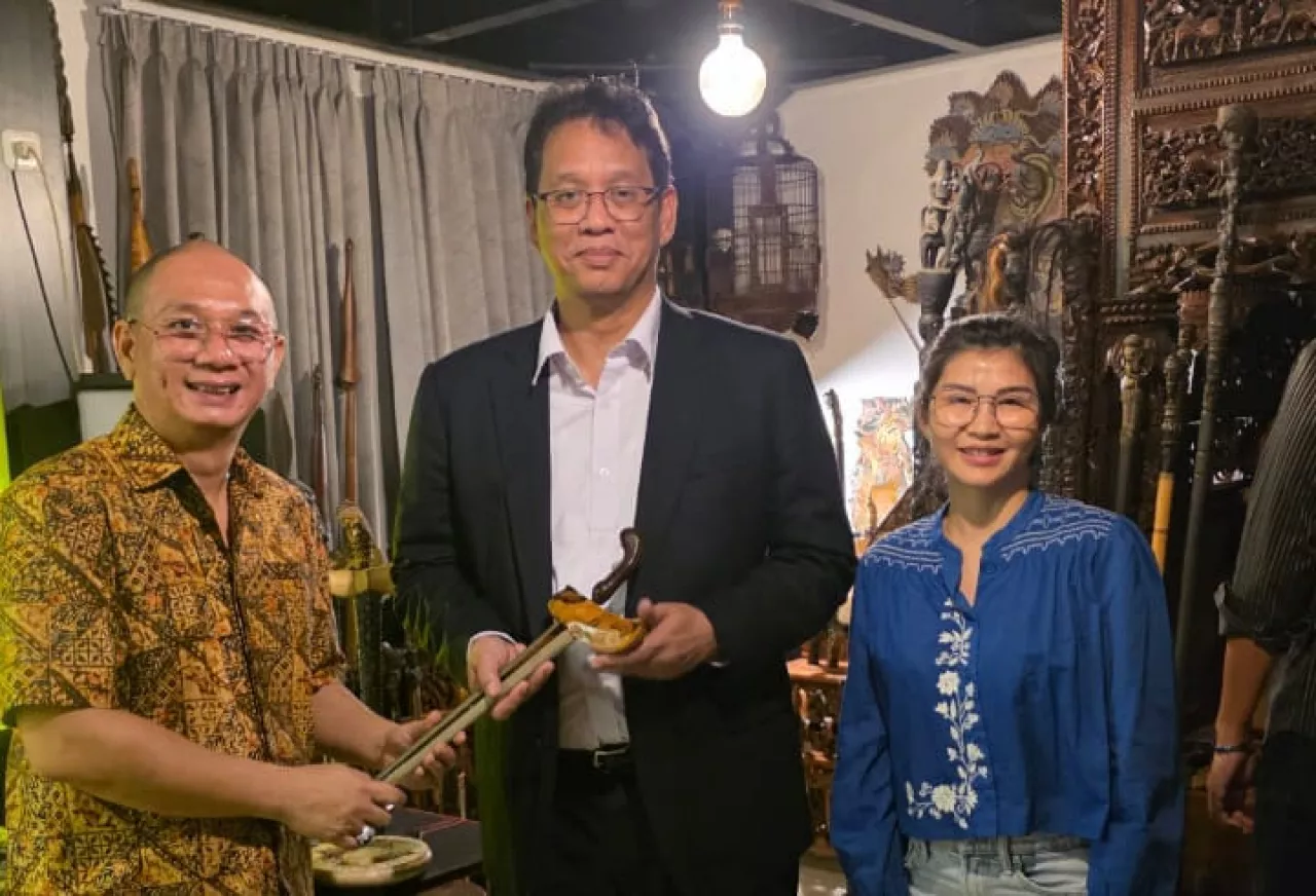 Menteri Purbaya Terima Hibah Pusaka Kyai Udan Mas di Surabaya