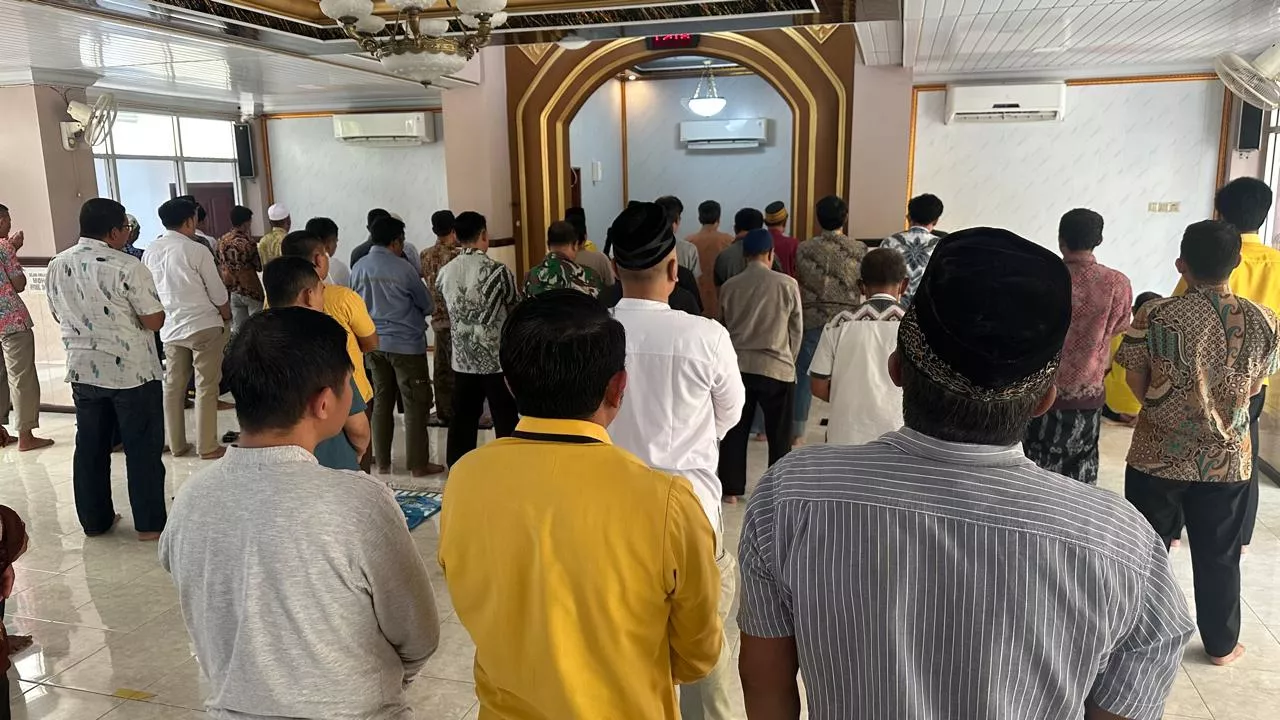 Ribuan Kader Golkar Jatim Gelar Salat Gaib untuk Korban Ponpes Ambruk di Sidoarjo