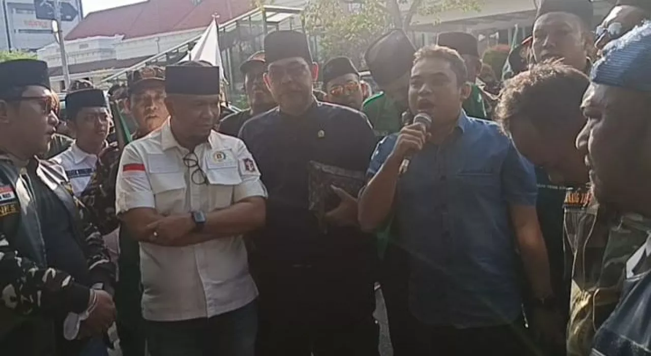 Tiga Mantan Santri di DPRD Surabaya Turun ke Jalan Kecam Trans7