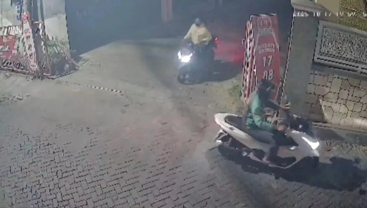 Kurang dari 5 Menit, Pencuri Beratribut Ojol Sabet Motor di Kontrakan Mahasiswa Unair