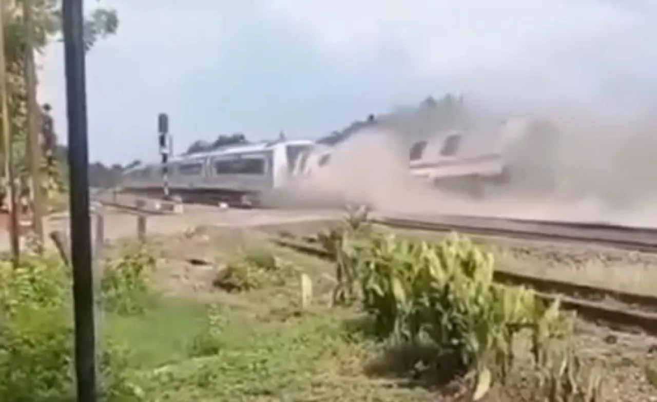 Tujuh Kereta Tujuan Daop 8 Surabaya Terlambat Imbas Anjloknya Purwojaya di Bekasi
