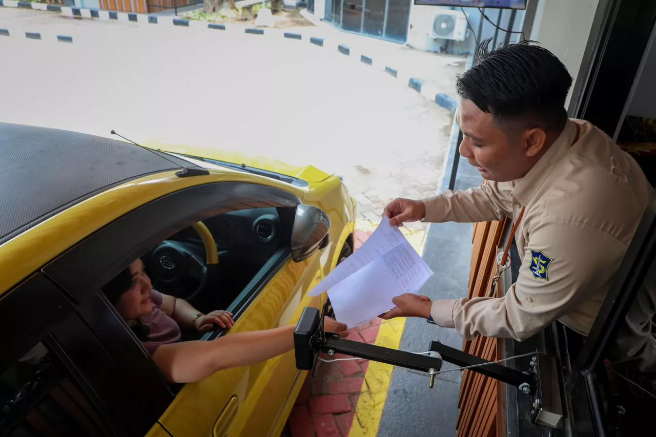 Urus Izin Cukup Lewat Jendela Mobil, Pemkot Surabaya Luncurkan Layanan Drive Thru di SPP Menur
