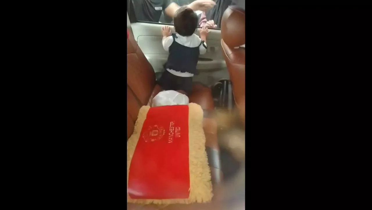 Penyelamatan Anak 1 Tahun Terjebak dalam Mobil di Mojokerto Berjalan Dramatis
