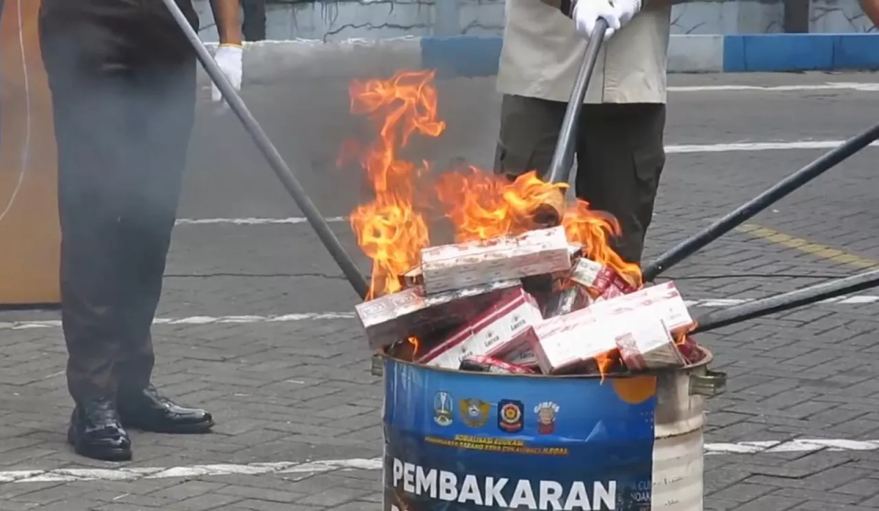 17 Juta Batang Rokok Ilegal Dimusnahkan Bea Cukai dan Satpol PP Jatim