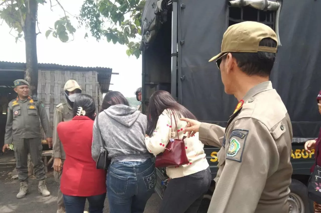 Belasan PSK Terjaring Razia Satpol PP di Warkop Krembung