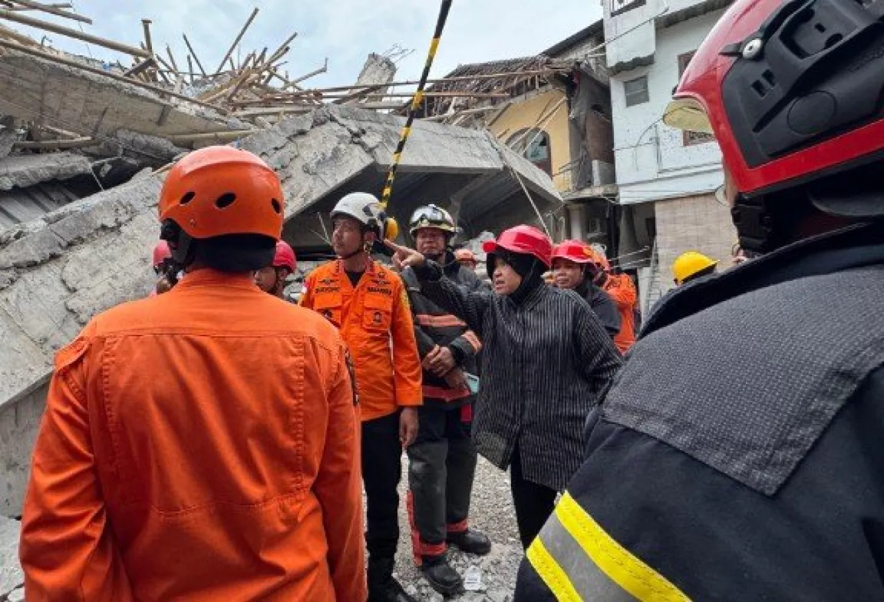 Risma Kunjungi Lokasi Gedung Ponpes Ambruk di Sidoarjo, 38 Santri Masih Terjebak