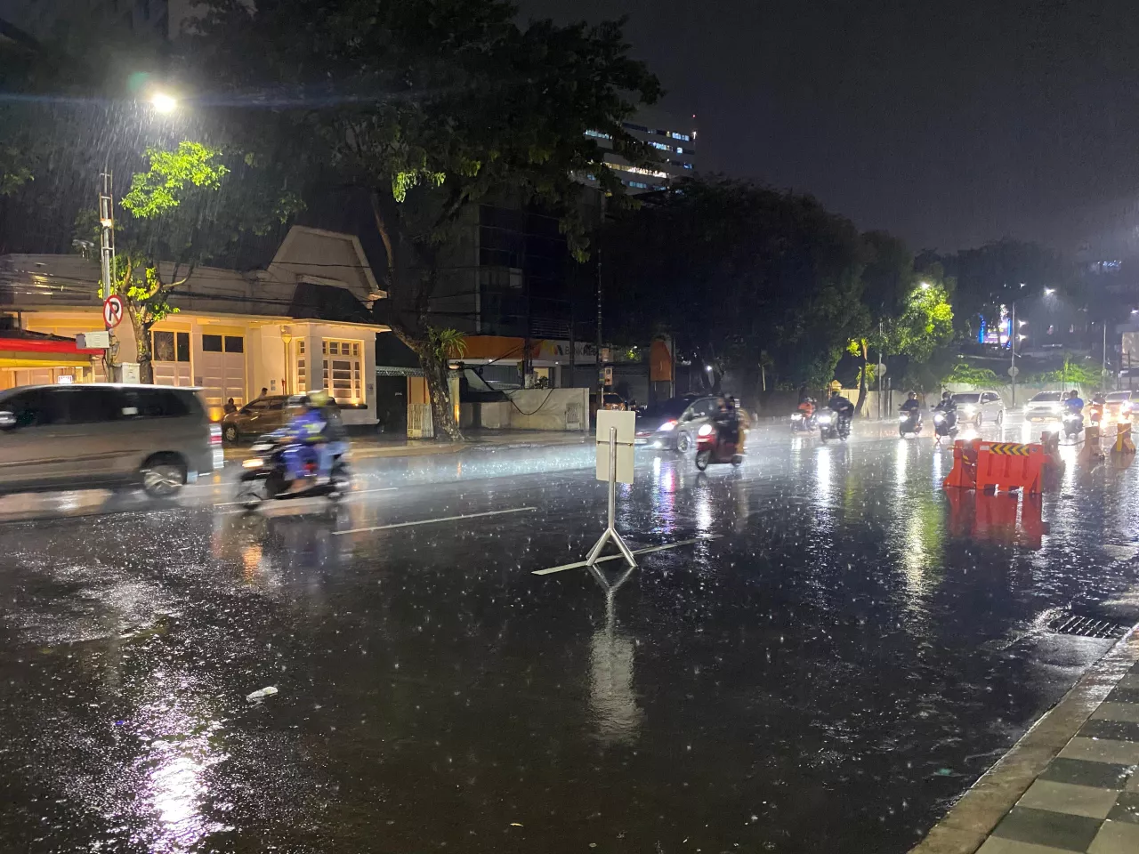 3 Jam Diguyur Hujan Deras, Surabaya Pusat Bebas Genangan