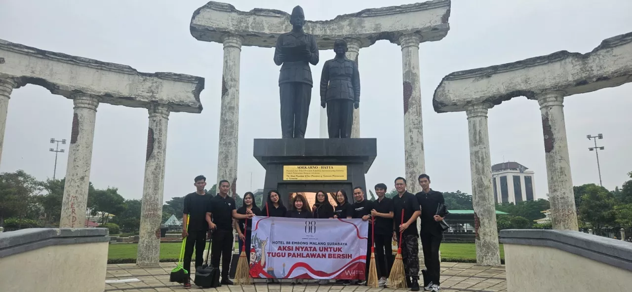 Hotel 88 Embong Malang Gelar Aksi Nyata untuk Tugu Pahlawan Bersih