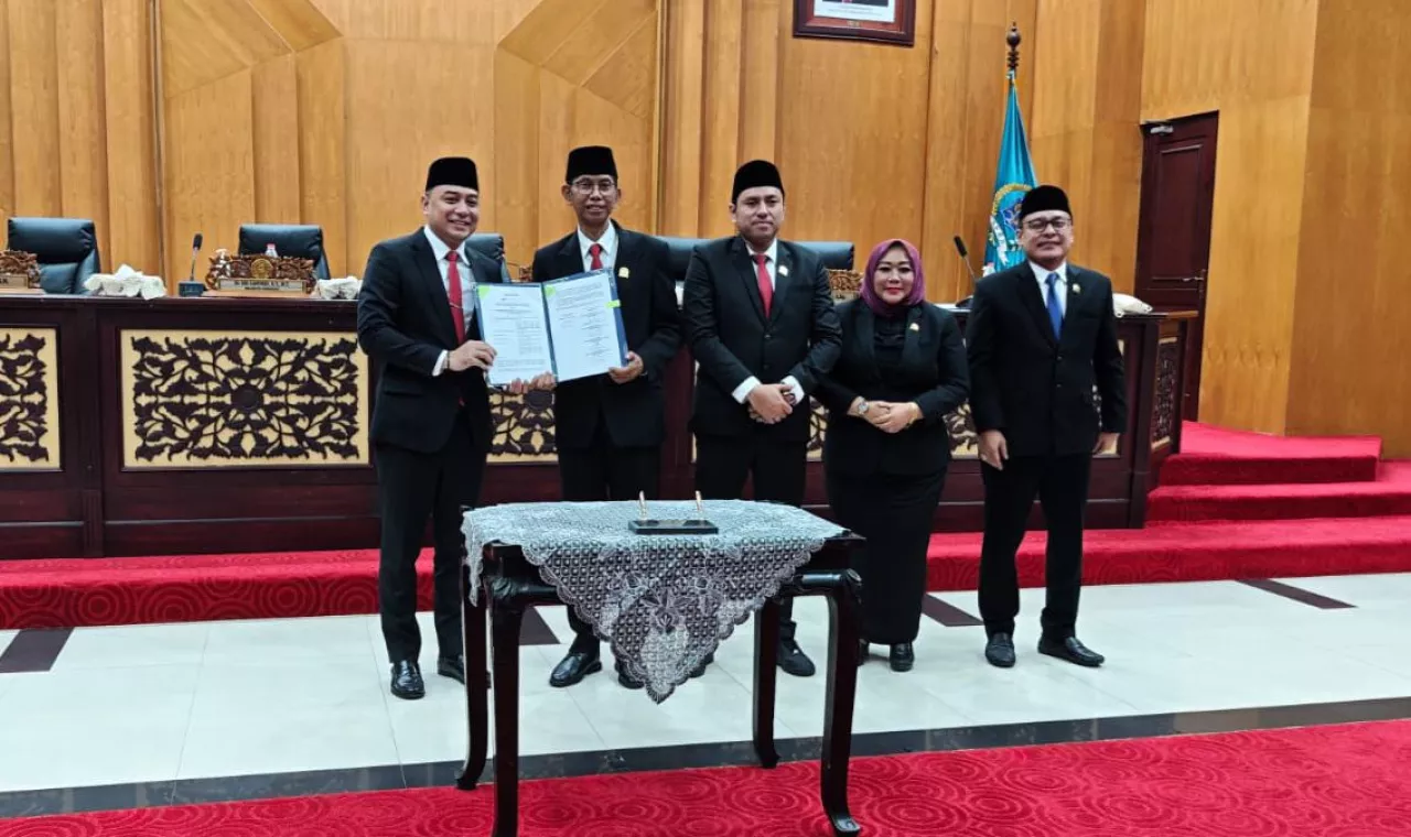 APBD 2026 Rp12,7 Disahkan, Wali Kota Eri Incar Pendapatan Aset Ganti Kekurangan Rp730 Miliar